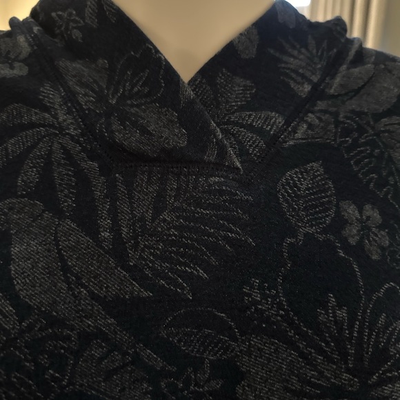 TOMMY BAHAMA NAVY & WHITE HOODIE- SIZE LARGE - Picture 2 of 4